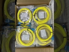Vêtement jaune E2000 câble de patch fibre optique APC connecteur de capuchon métallique SM DX PVC intérieur